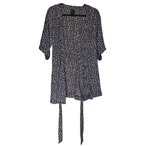 Robe - Picture 1 of 2